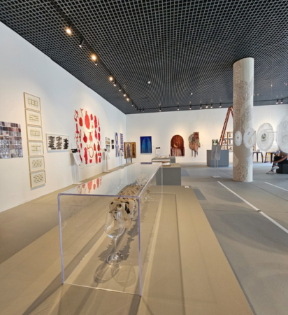 A mostra temporária reúne cerca de 50 obras de 17 artistas de diferentes origens e propõe uma reflexão sobre como a diversidade de trajetórias e heranças culturais contribui para a construção da identidade do Brasil contemporâneo.