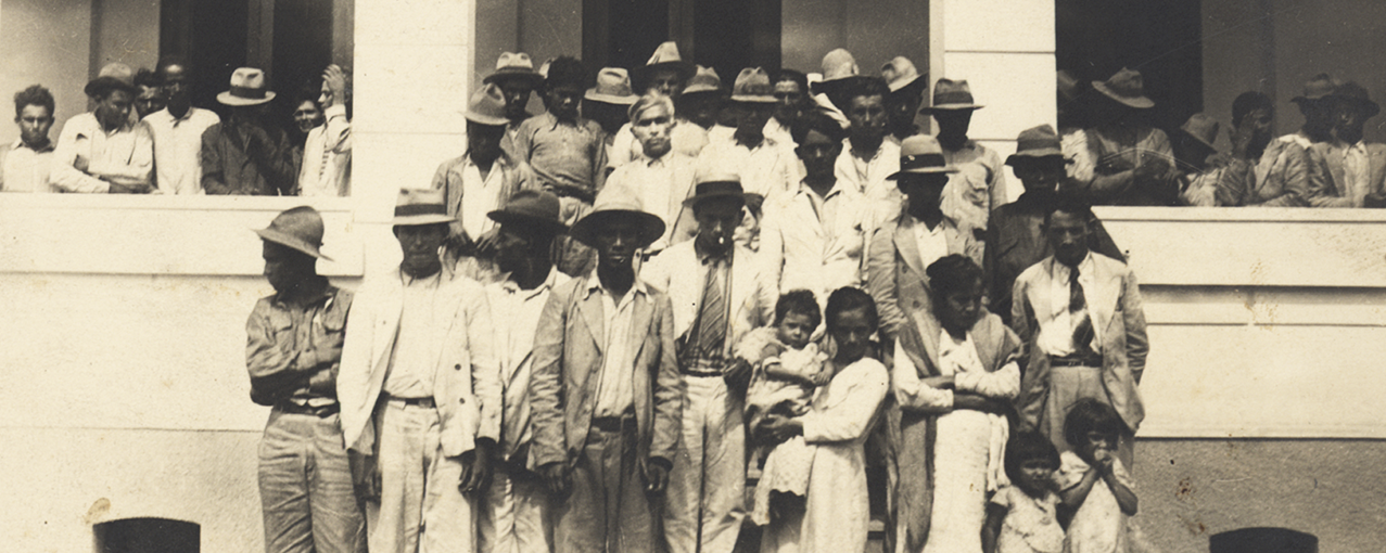 A imagem mostra migrantes, procedentes do Pernambuco, posando na Hospedaria do Brás