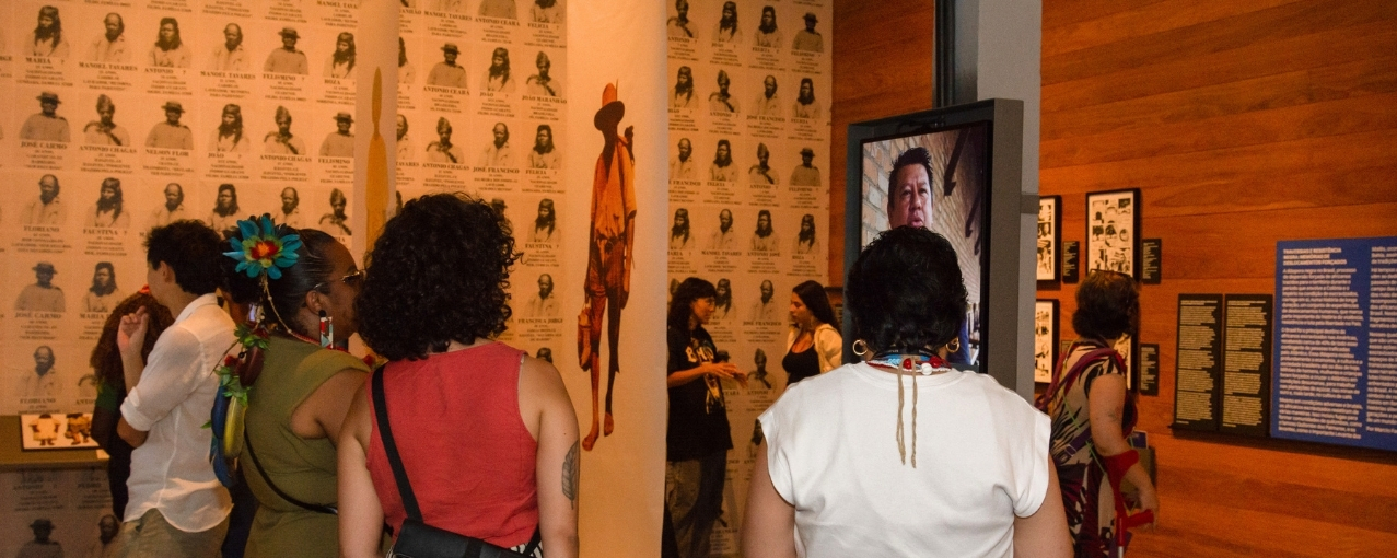 Foto de pessoas visitando o museu